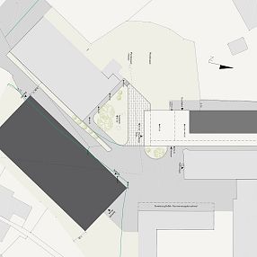 Architektonischer Grundriss mit mehreren rechteckigen Gebäuden, Wege und ein Kompass. Schraffierte Flächen zeigen mögliche Erweiterungen oder Planungen.