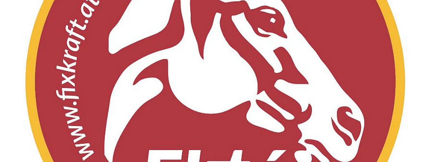 Weißes Abbild eines Pferdes auf rotem Hintergrund, stilisiert und grafisch dargestellt. Darunter sind Buchstaben zu erkennen, teils verdeckt.