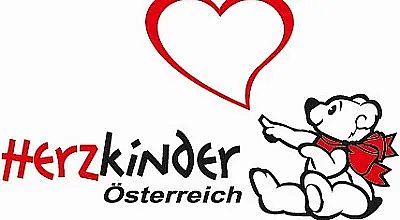 Logo der Herz-Kinder Österreich mit einem gezeichneten Bären und einem Herzsymbol. Der Bär schaut zum Herz, das über dem Schriftzug schwebt.