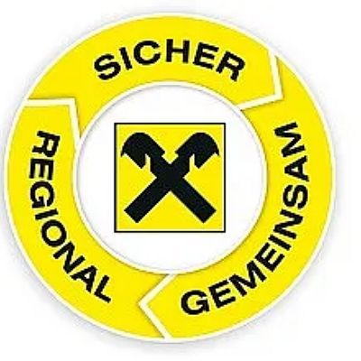 Logo mit einem auf einem gelben Kreis angeordneten schwarzen Doppelhackensymbol in einem Quadrat. Der Kreis ist beschriftet mit "SICHER", "REGIONAL", "GEMEINSAM".